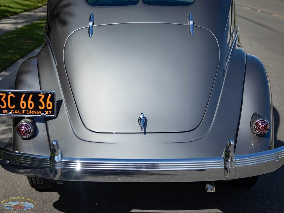 1937 Chrysler Airflow Series C-17