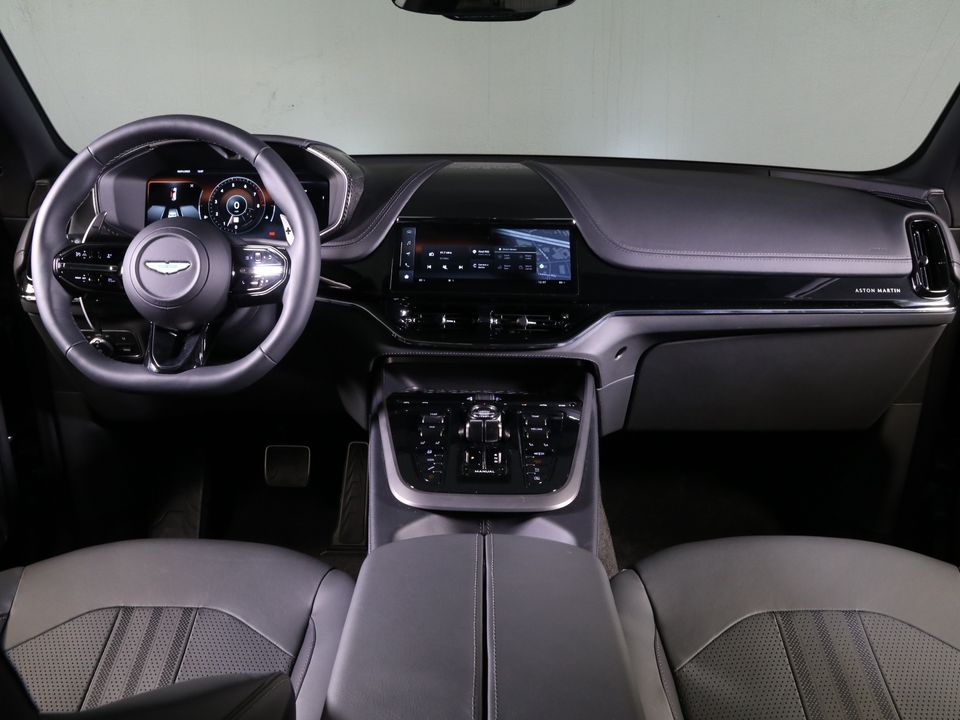 2025 Aston Martin DBX