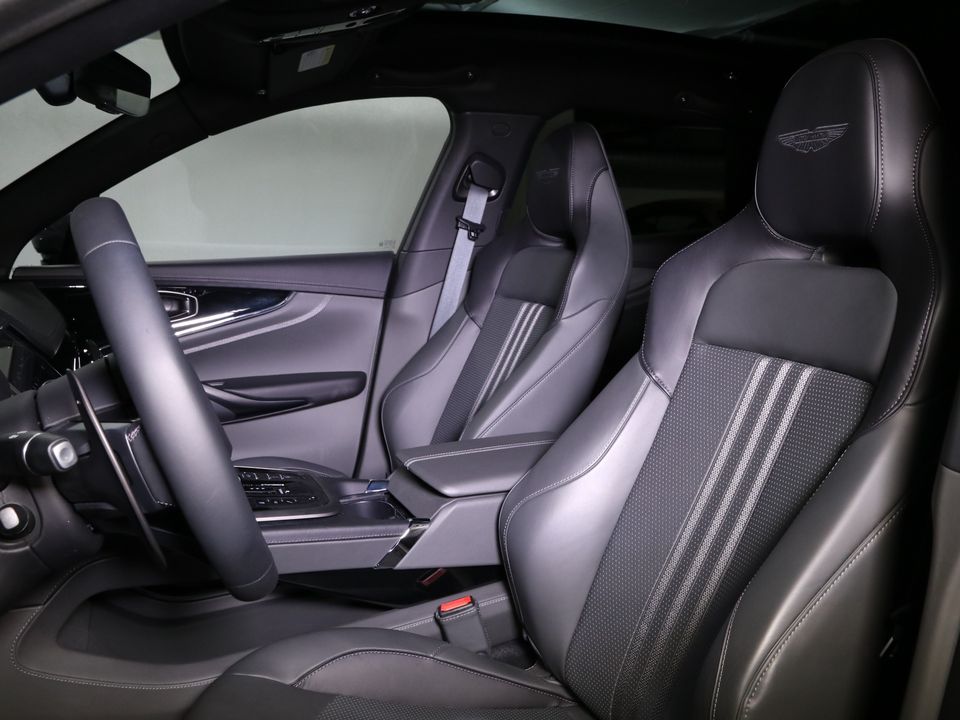 2025 Aston Martin DBX
