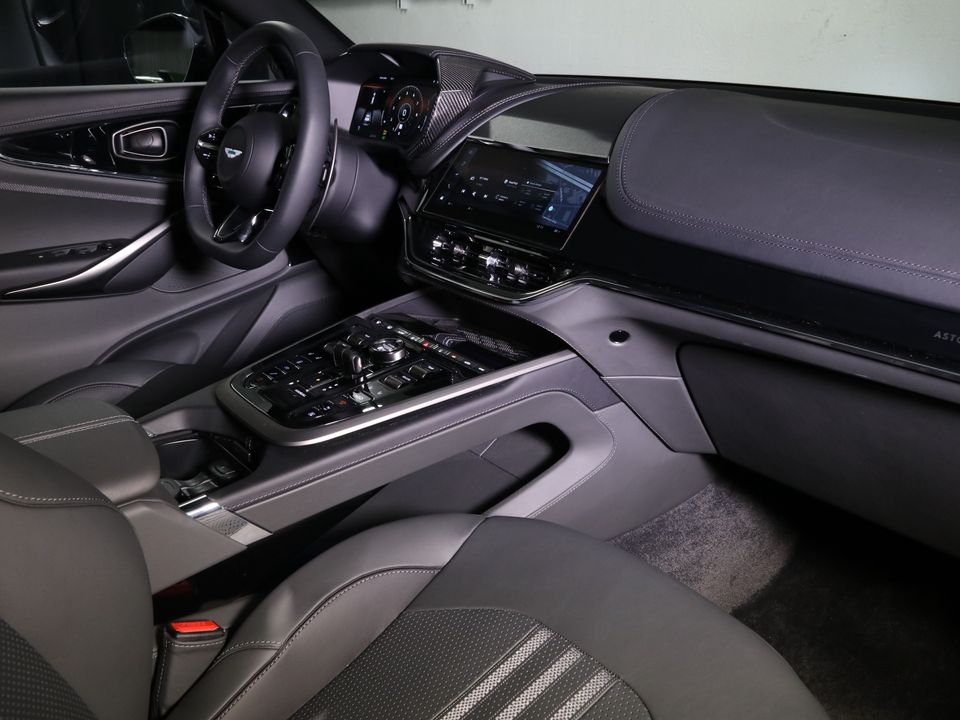 2025 Aston Martin DBX
