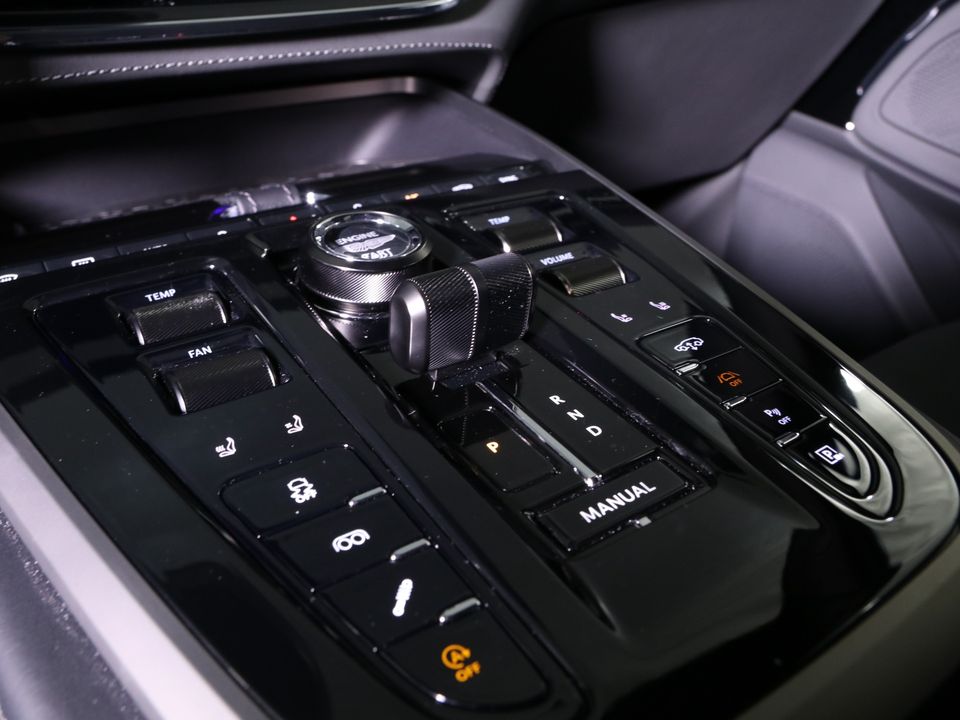 2025 Aston Martin DBX