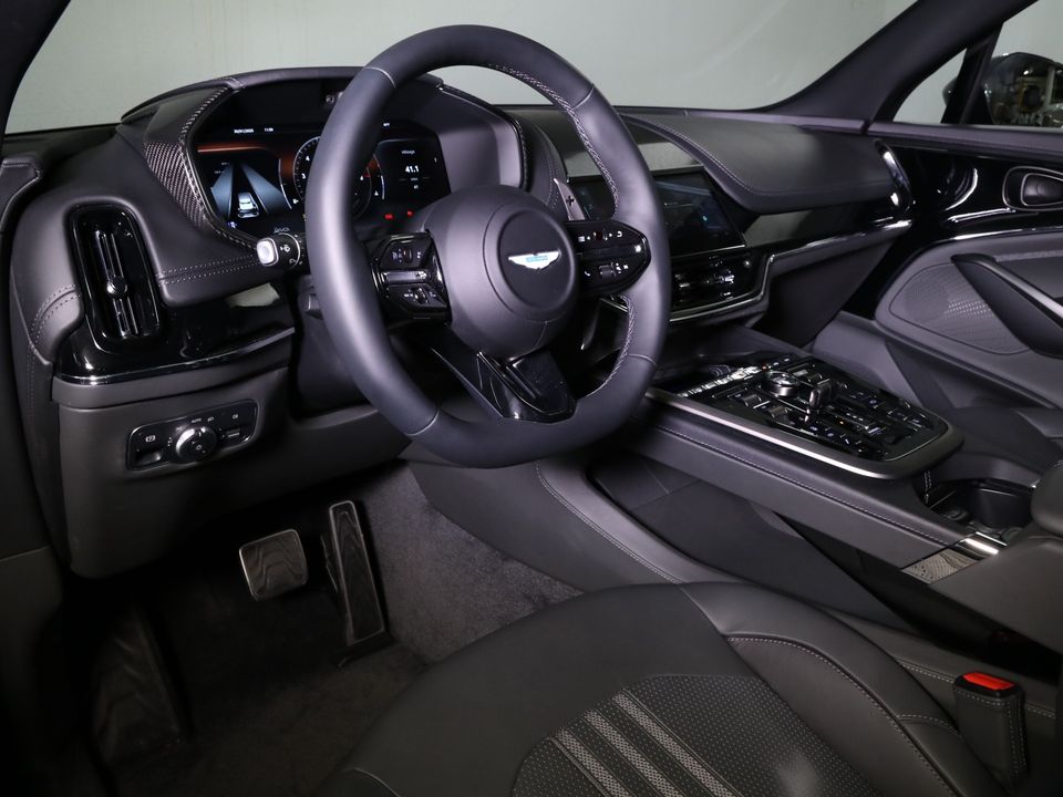 2025 Aston Martin DBX
