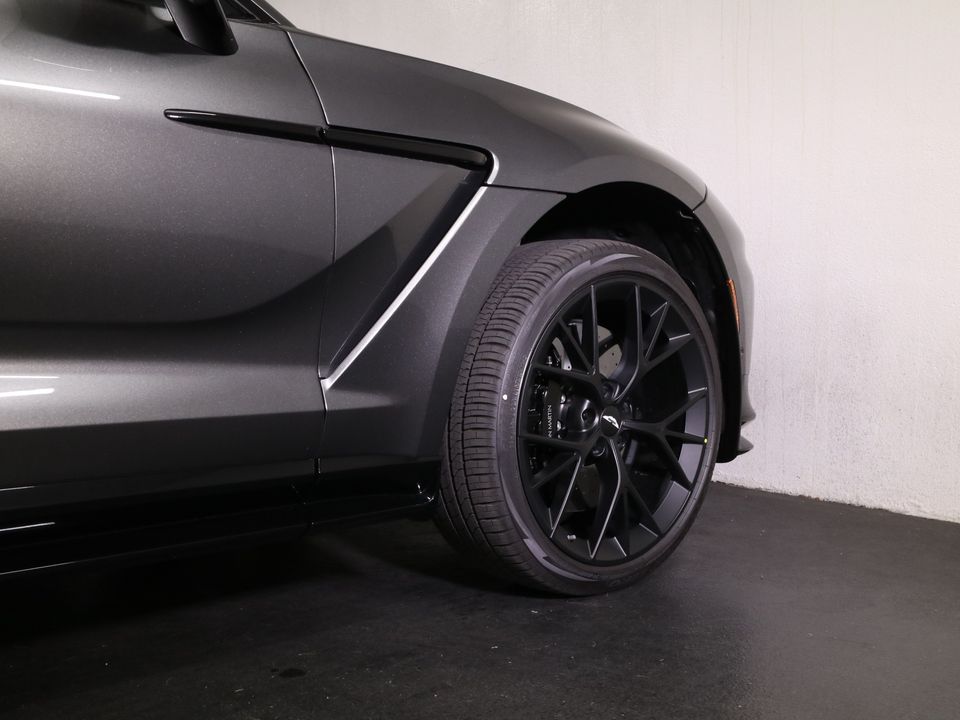 2025 Aston Martin DBX