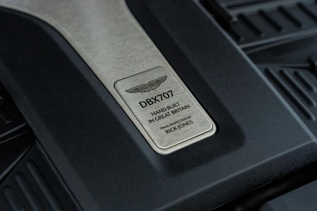 2025 Aston Martin DBX