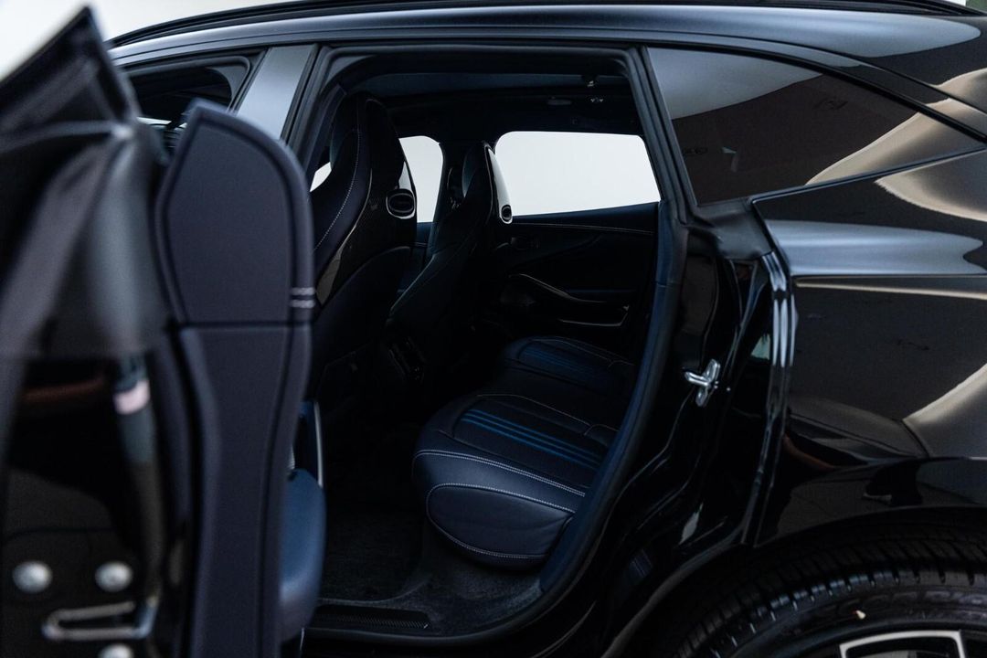 2025 Aston Martin DBX
