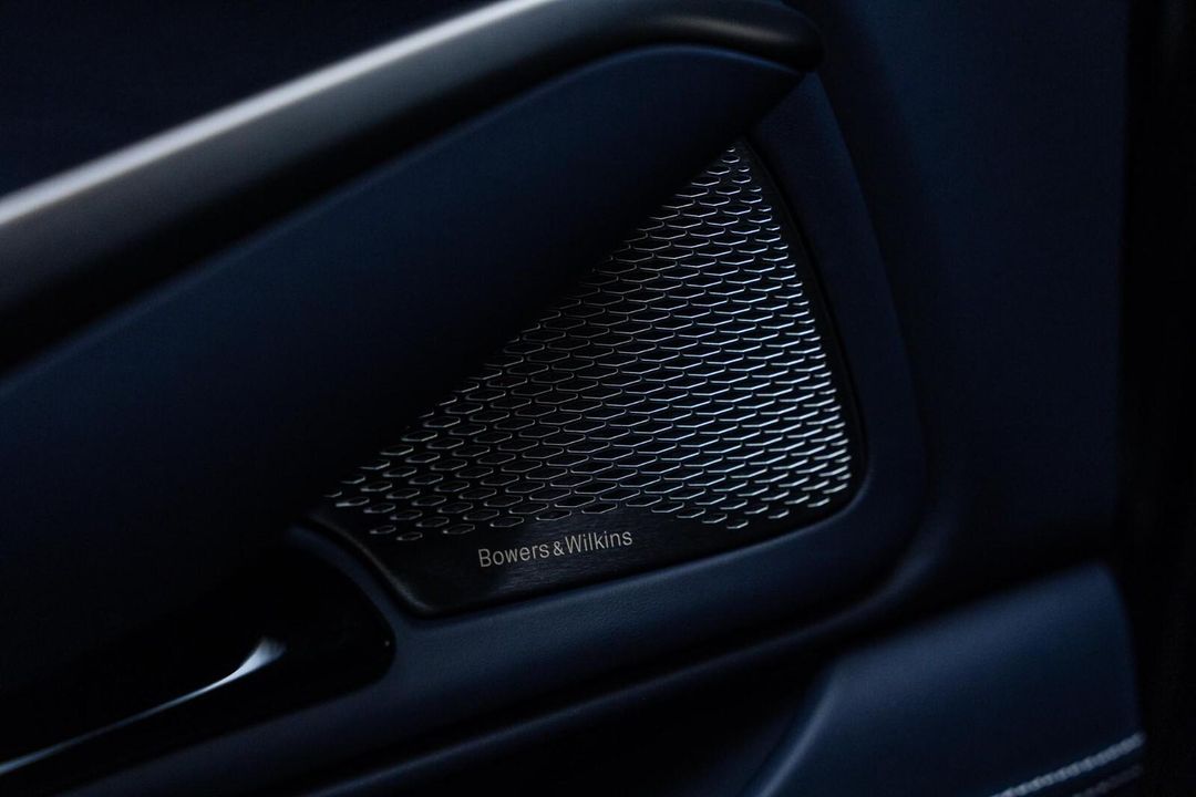 2025 Aston Martin DBX