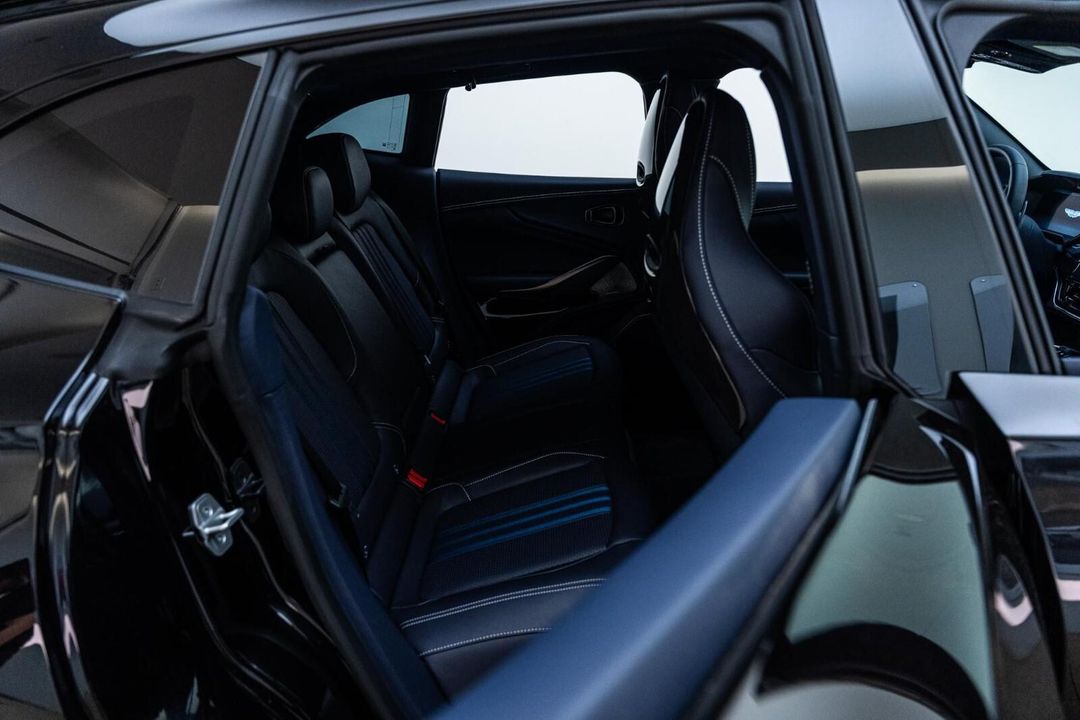 2025 Aston Martin DBX