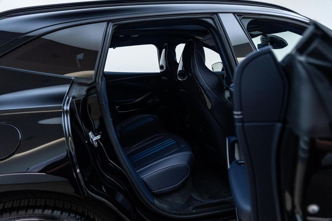 2025 Aston Martin DBX