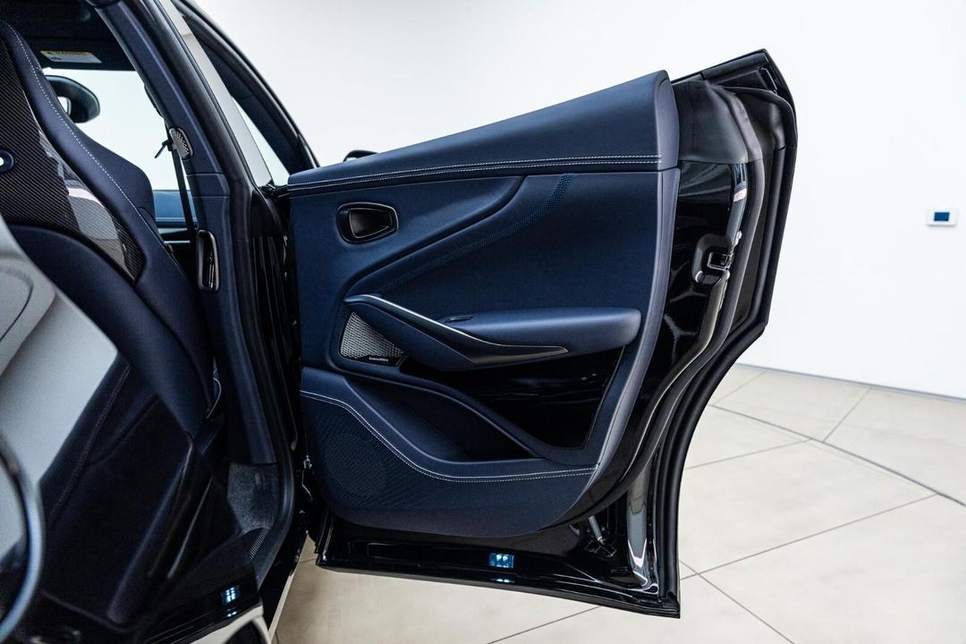 2025 Aston Martin DBX