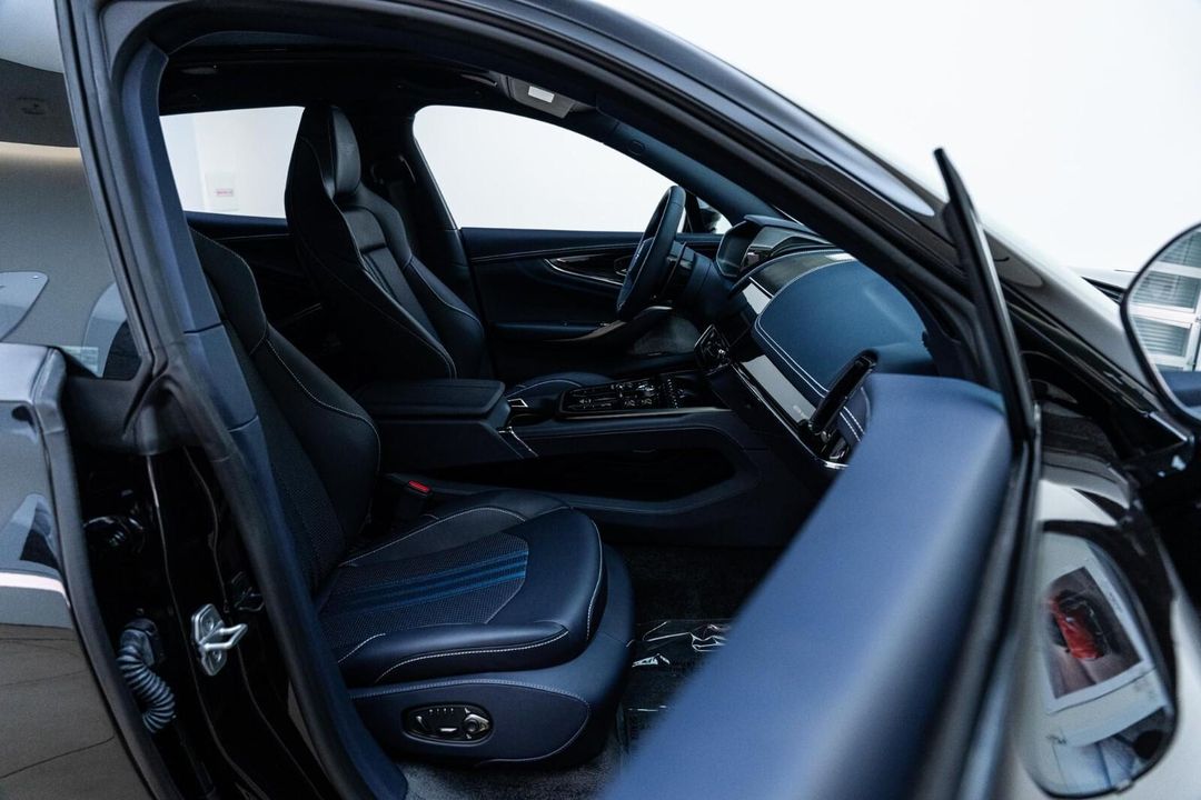 2025 Aston Martin DBX