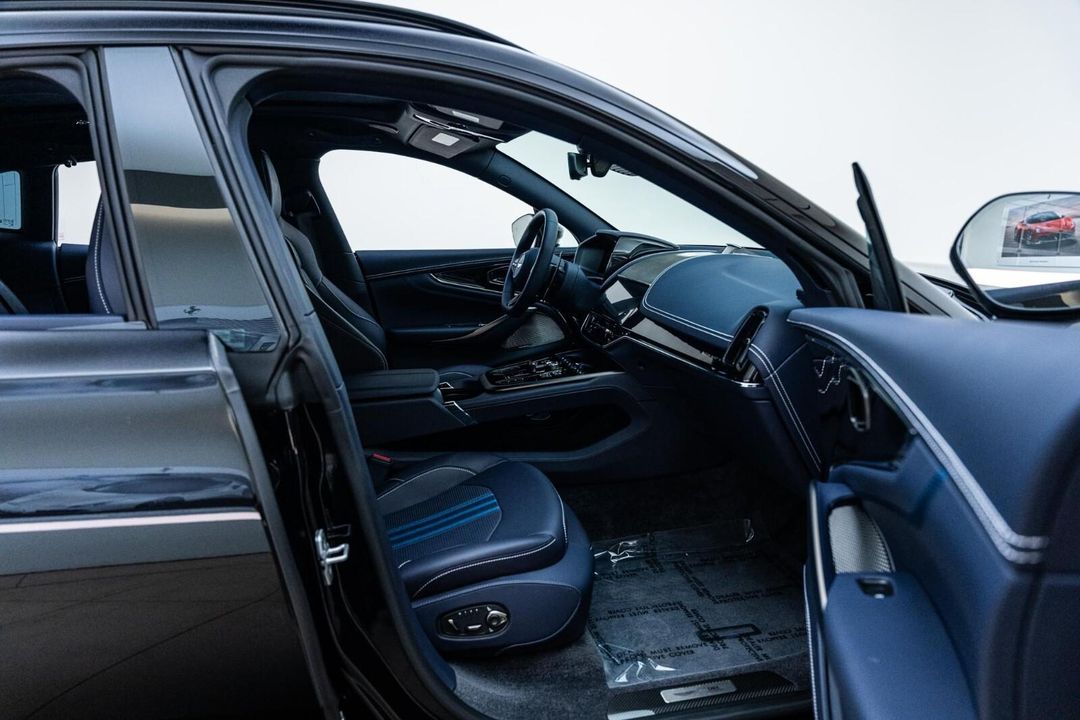 2025 Aston Martin DBX
