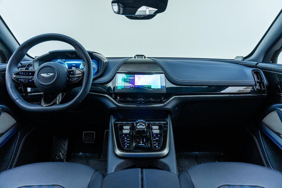 2025 Aston Martin DBX