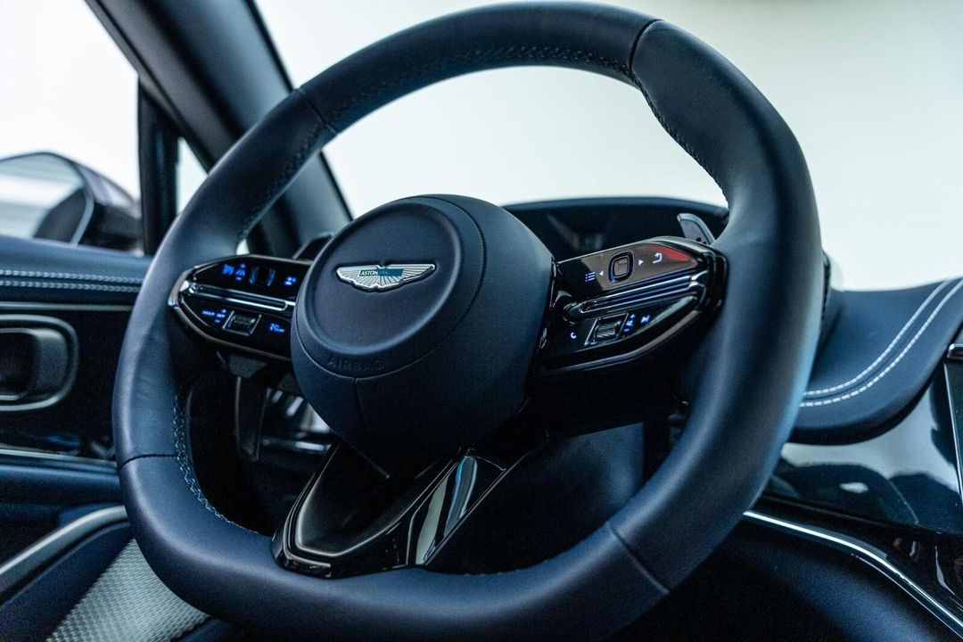 2025 Aston Martin DBX