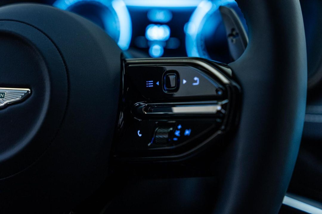 2025 Aston Martin DBX