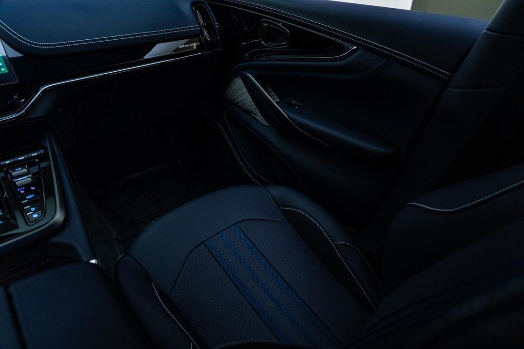 2025 Aston Martin DBX