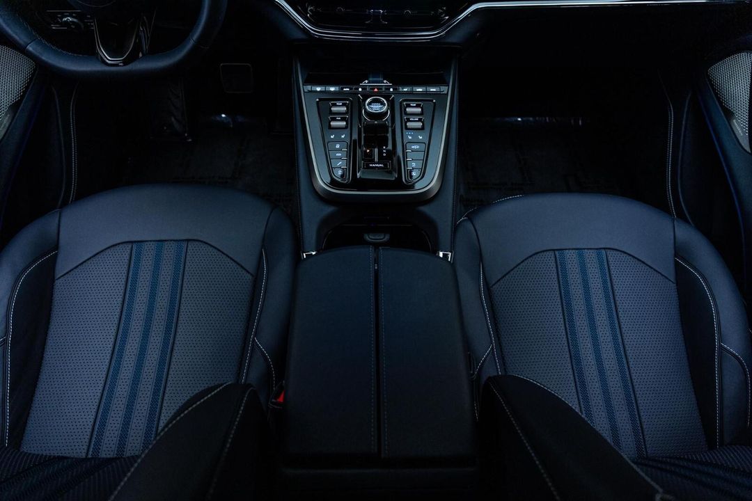 2025 Aston Martin DBX