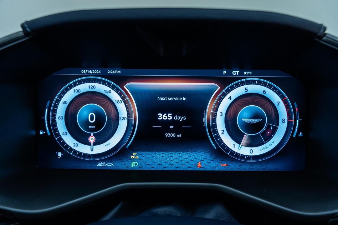 2025 Aston Martin DBX