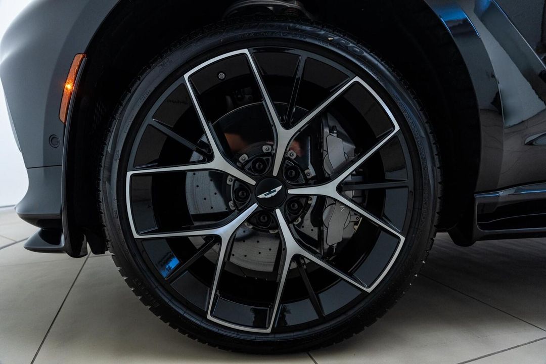 2025 Aston Martin DBX