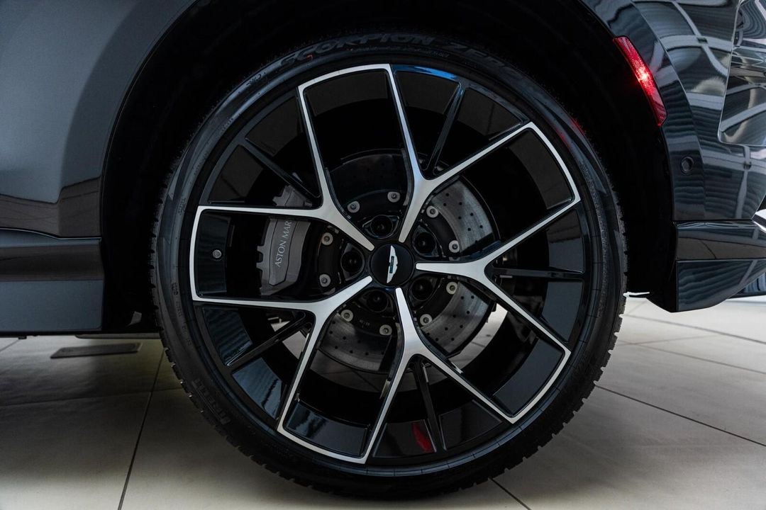2025 Aston Martin DBX