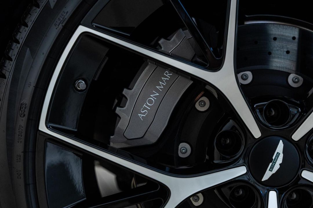 2025 Aston Martin DBX