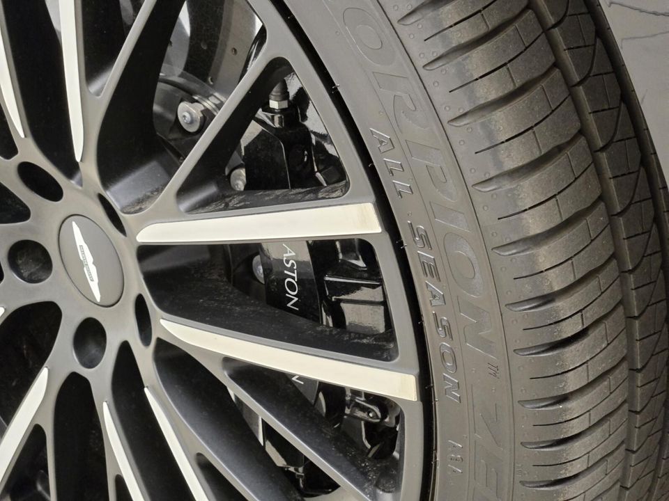 2025 Aston Martin DBX