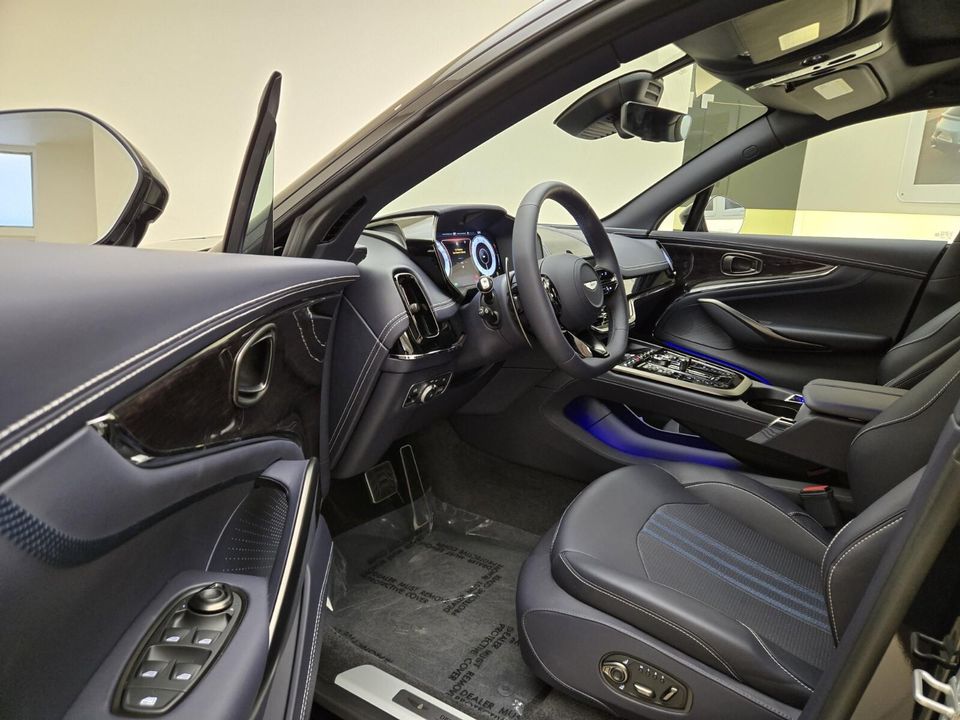 2025 Aston Martin DBX