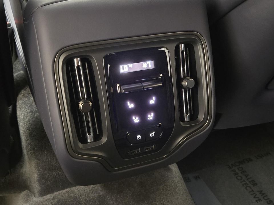 2025 Aston Martin DBX