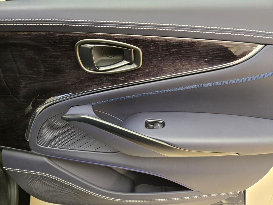 2025 Aston Martin DBX