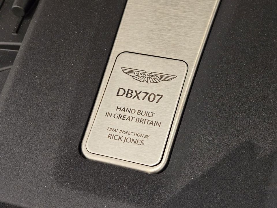 2025 Aston Martin DBX