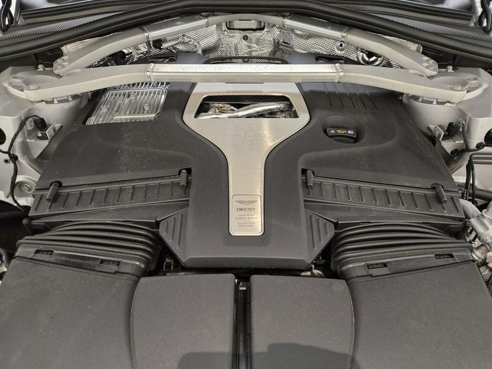 2025 Aston Martin DBX