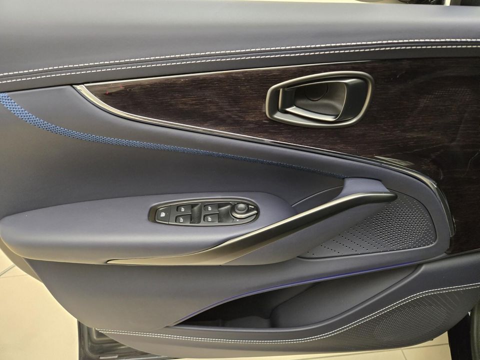 2025 Aston Martin DBX