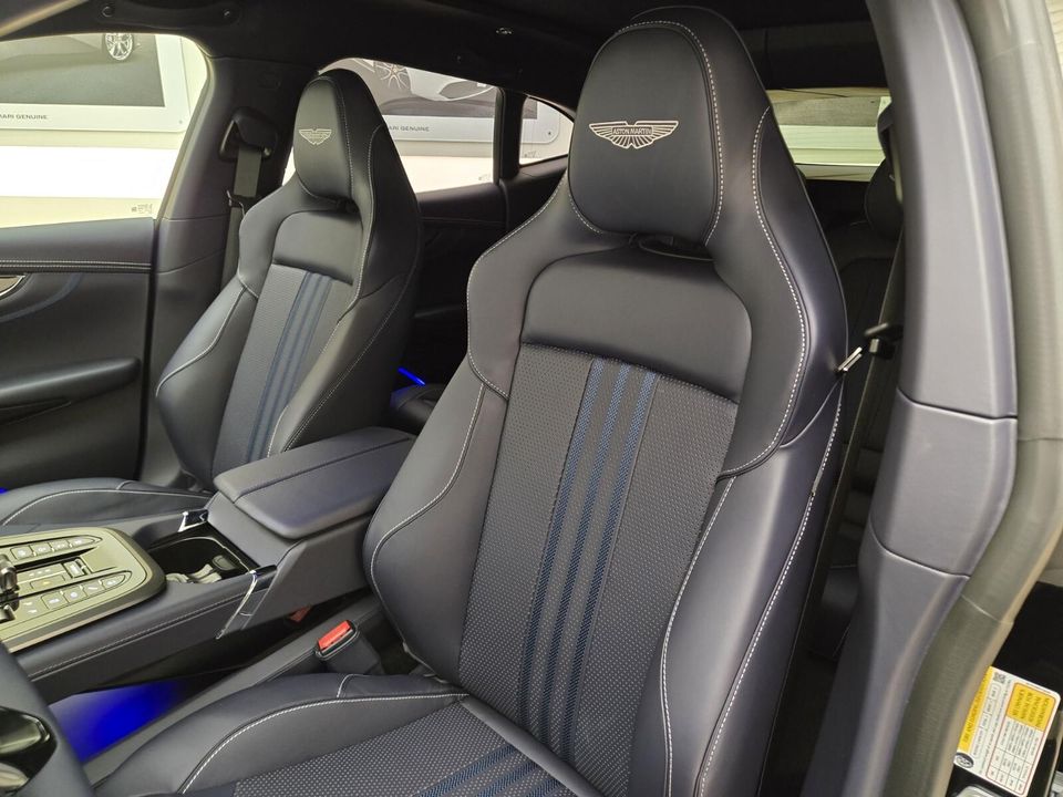 2025 Aston Martin DBX