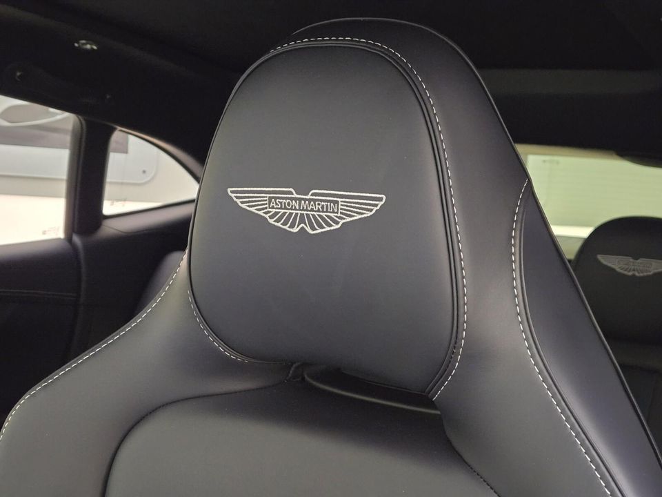 2025 Aston Martin DBX