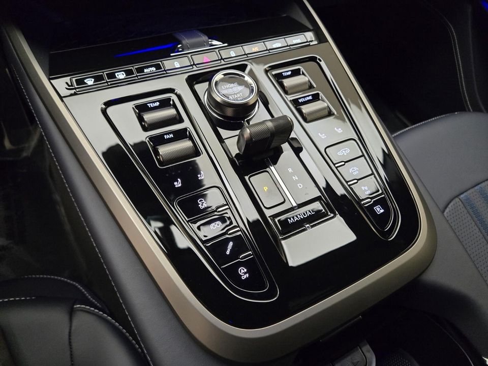 2025 Aston Martin DBX