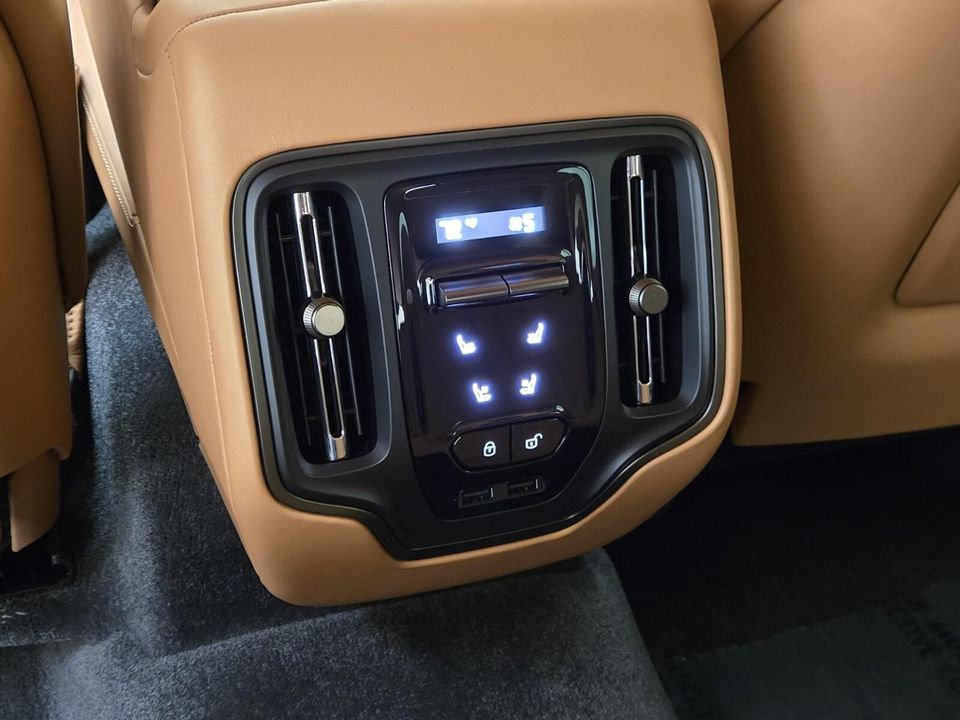 2025 Aston Martin DBX