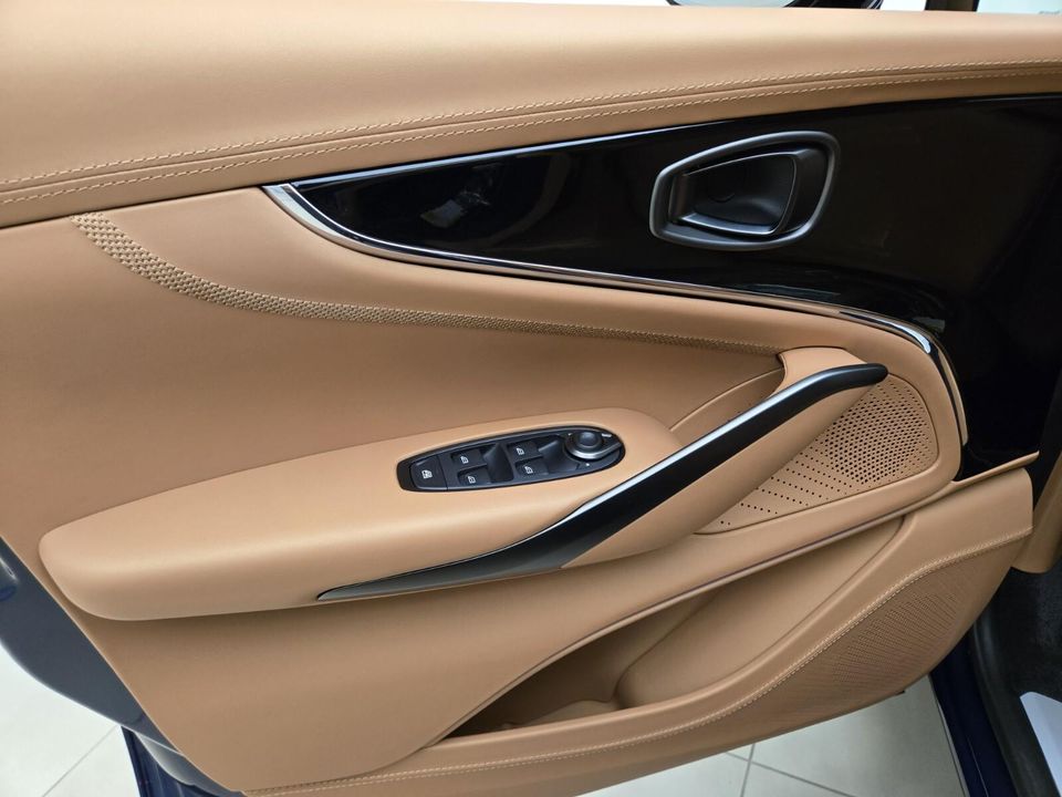 2025 Aston Martin DBX