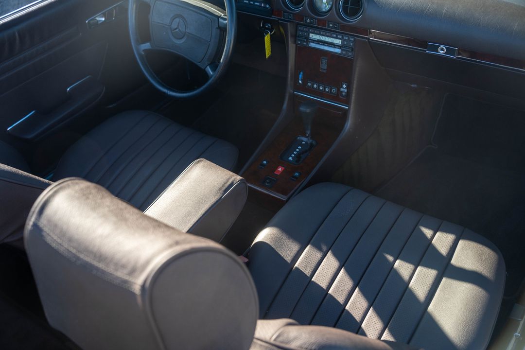 1987 Mercedes-Benz 560-Class