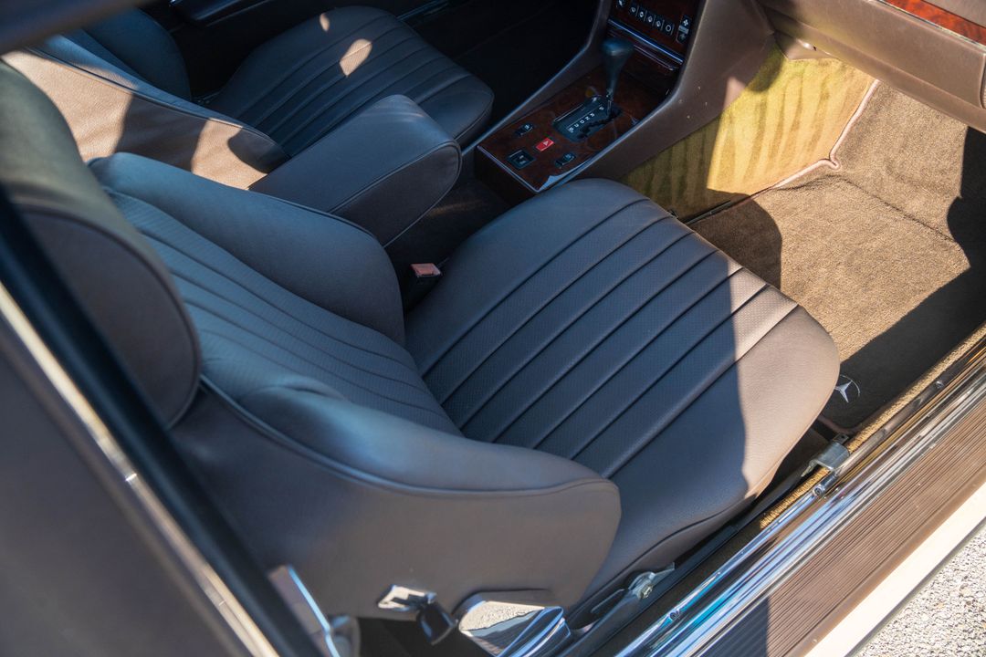1987 Mercedes-Benz 560-Class