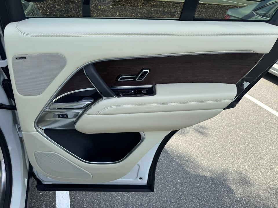 2023 Land Rover Range Rover SE P400