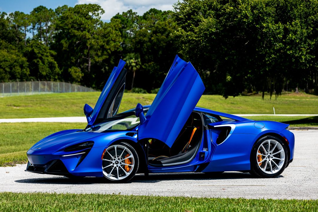 2023 McLaren Artura