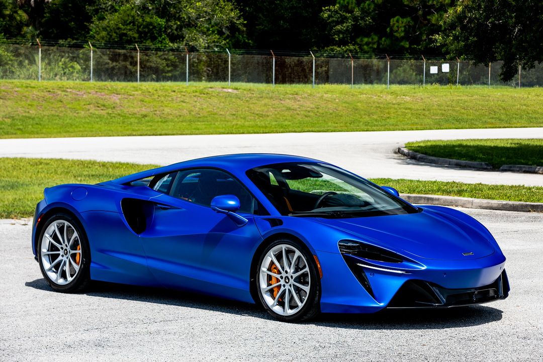 2023 McLaren Artura