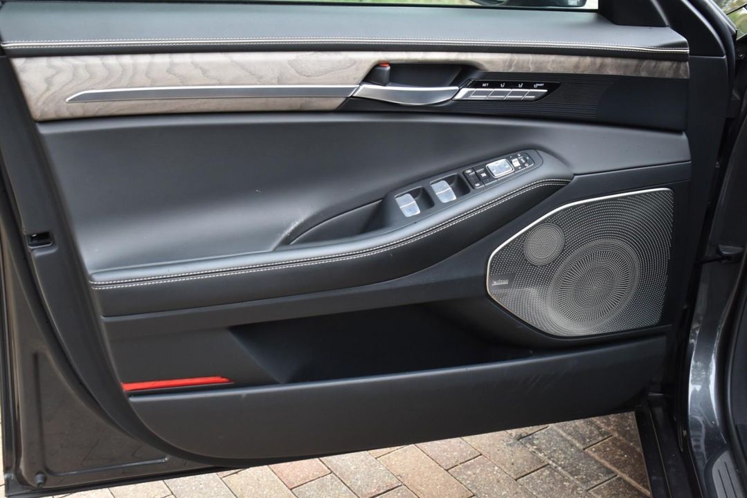 2022 Genesis G90
