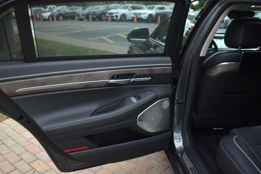 2022 Genesis G90