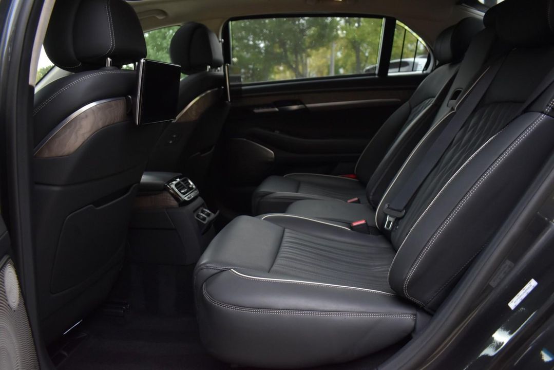 2022 Genesis G90