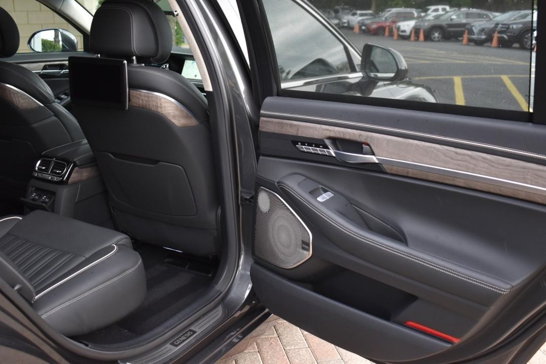 2022 Genesis G90
