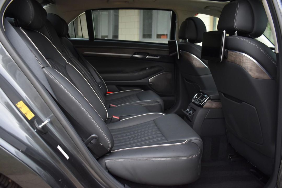 2022 Genesis G90