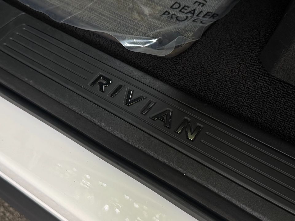 2023 Rivian R1S