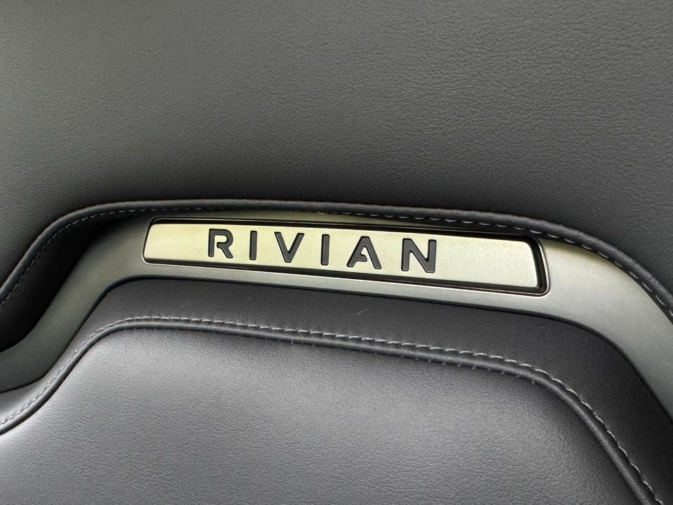 2023 Rivian R1S