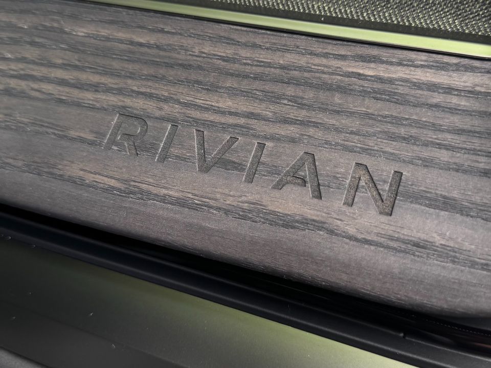 2023 Rivian R1S