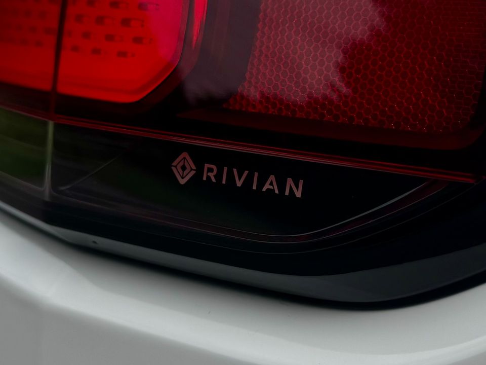 2023 Rivian R1S